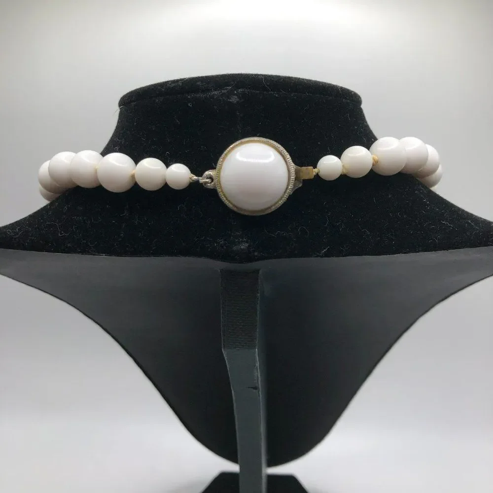 Vintage White Round Bead 21 Inch Necklace